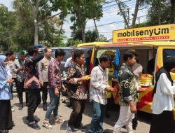 Mobil Senyum Polres Tulungagung Bagikan Makanan Bergizi Gratis untuk Mahasiswa