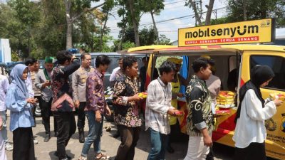 Mobil Senyum Polres Tulungagung Bagikan Makanan Bergizi Gratis untuk Mahasiswa