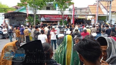 Gruduk KPU dan Bawaslu, Masyarakat Sampang Memastikan PSU di 50 TPS