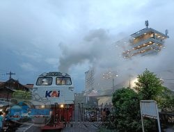 Kereta Api Wijaya Kusuma Alami Diesel Runaway, Asap Putih Membumbung di Samping Royal