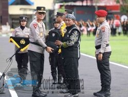 Asistensi Kampung Tangguh dan Polisi RW, Kapolda Jatim Pimpin Apel Besar Petugas Polmas dan Satkamling Pasca Pilkada