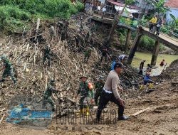 Tumpukan Sampah Bambu Menyumbat Sungai Blega, TNI/Polri dan Masyarakat Bersatu Bersihkan Aliran
