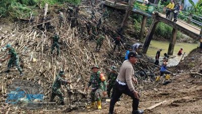 Tumpukan Sampah Bambu Menyumbat Sungai Blega, TNI/Polri dan Masyarakat Bersatu Bersihkan Aliran