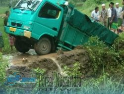 Truk Bermuatan Air Mineral Terperosok Ke Jembatan Yang Ambruk di Sampang