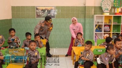 Kapolres Pamekasan dan Ketua Bhayangkari Berkunjung ke TK Kemala Bhayangkari Guna Meningkatkan Kualitas Pendidikan di Pamekasan
