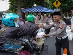 Ditlantas Polda Jatim Berbagi Takjil di Depan Mapolda Jatim