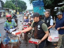 Satresnarkoba Polres Pelabuhan Tanjung Perak Bagikan Takjil untuk Masyarakat di Surabaya