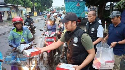 Satresnarkoba Polres Pelabuhan Tanjung Perak Bagikan Takjil untuk Masyarakat di Surabaya