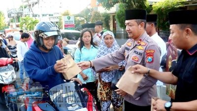 Polres Pamekasan Bagikan Takjil Gratis, Wujud Kepedulian di Bulan Ramadan
