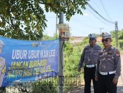Tingkatkan Keselamatan Berkendara, Satlantas Polres Gresik Pasang Banner Bahaya Menyalip Sebelah Kiri