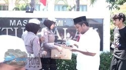 Aksi Humanis Srikandi Giri, Atur Lalin dan Berbagi Makanan di Hari Jumat