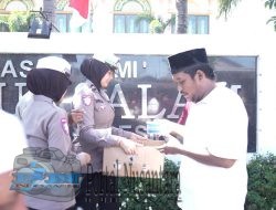 Aksi Humanis Srikandi Giri, Atur Lalin dan Berbagi Makanan di Hari Jumat
