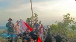 Pengibaran Sang Merah Putih di Puncak Taman Chiken Sampang Meriahkan HUT RI ke-80