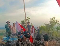 Pengibaran Sang Merah Putih di Puncak Taman Chiken Sampang Meriahkan HUT RI ke-80