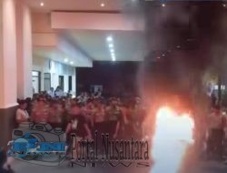 Massa Aksi Bertahan di Polres Pamekasan, Tuntut Kapolres Tanda Tangani Aspirasi