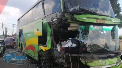 Hindari Motor Jatuh, Bus Gunung Harta Tabrak Dump Truk di Sampang: Dua Orang Terluka