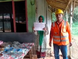 PLN Sampang Wujudkan Harapan Naimah: Lansia Desa Kara Kini Nikmati Sambungan Listrik Gratis