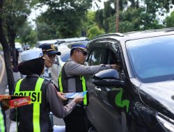 Satlantas Polres Gresik Gencarkan Edukasi Keselamatan, Pengguna Jalan Tertib Dapat Cokelat
