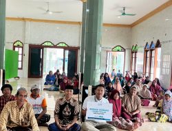 Tak Surut oleh Jarak, YBM PLN UIP JBTB Arungi Perahu Satu Jam Distribusikan Sembako ke Kepetingan