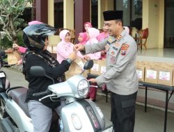 Ramadhan Berkah, Polres Bangkalan dan Bhayangkari Bagikan Ratusan Takjil Kepada Pengguna Jalan