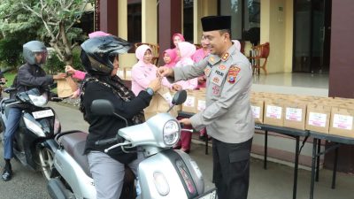 Ramadhan Berkah, Polres Bangkalan dan Bhayangkari Bagikan Ratusan Takjil Kepada Pengguna Jalan