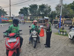 Berbagi di Bulan Ramadhan, Satlantas Bangkalan dan Ojol Perkuat Sinergi Ciptakan Kamselticarlantas