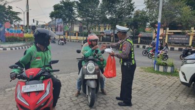 Berbagi di Bulan Ramadhan, Satlantas Bangkalan dan Ojol Perkuat Sinergi Ciptakan Kamselticarlantas