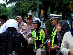 Program Polantas Menyapa, Satlantas Polres Gresik dan REI Bagi Takjil untuk Pengguna Jalan