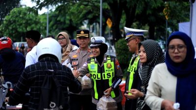 Program Polantas Menyapa, Satlantas Polres Gresik dan REI Bagi Takjil untuk Pengguna Jalan