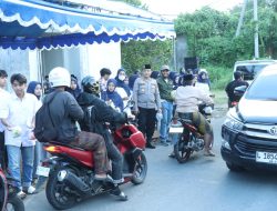 Jalin Sinergitas, Kapolres Bangkalan Bagi Bagi Takjil Bersama Mahasiswa di Depan Pos Pandabah Kamal