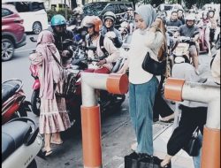 Semarak Ramadhan, Grup Ibu-Ibu Manyar Sabrangan Surabaya Berbagi Takjil untuk Pengguna Jalan