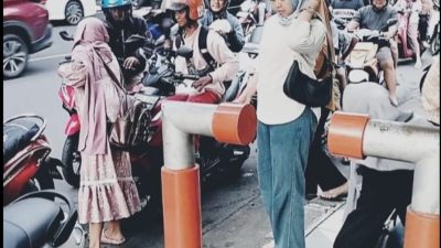Semarak Ramadhan, Grup Ibu-Ibu Manyar Sabrangan Surabaya Berbagi Takjil untuk Pengguna Jalan