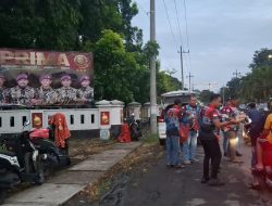 GANAS Bagikan 500 Takjil kepada Pengendara di Depan Markas Kodikmar Surabaya