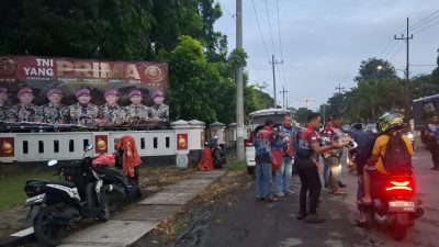 GANAS Bagikan 500 Takjil kepada Pengendara di Depan Markas Kodikmar Surabaya