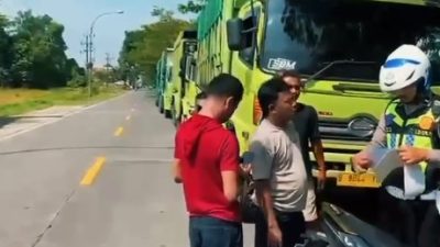 Respon Keluhan Warga, Satlantas Polres Bangkalan Tindak Truk Parkir Sembarangan di Depan Stadion Kerapan Sapi R.P Moch Noer