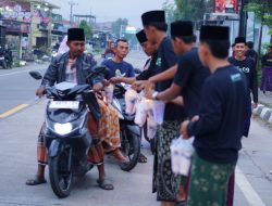Santri Syaikhona Muhsin Blega Berbagi 200 Takjil kepada Pengguna Jalan di Bulan Ramadhan