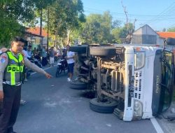 Mobil Boks Diduga Angkut Rokok Ilegal Terguling di Sampang, Sopir Kabur dan Jadi Buruan Polisi