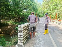 Wujudkan Sinergitas, Kasat Binmas Polres Pamekasan Terjun Langsung Gotong Royong Bangun Jembatan Penghubung Desa