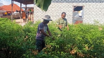 Babinsa Pademawu Imbau Pekerja Pabrik Utamakan Keselamatan di Tengah Cuaca Tak Menentu