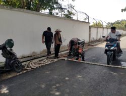 Cara Unik Babinsa dan Warga Peltong Tekan Laju Kendaraan