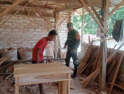 Kunjungi Pengrajin Kayu, Babinsa Larangan Ingatkan Keselamatan Kerja