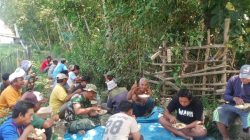 Swadaya Masyarakat, Warga & TNI Kompak Perbaiki Jembatan Gantung di Nyormanis Blega Bangkalan