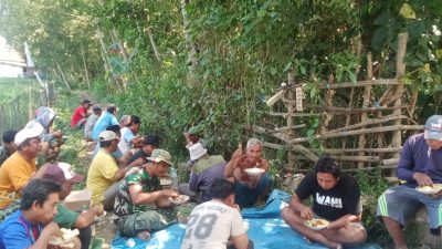 Swadaya Masyarakat, Warga & TNI Kompak Perbaiki Jembatan Gantung di Nyormanis Blega Bangkalan