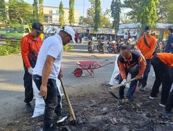 Gotong Royong Bersihkan Terminal Lawangan Daya, Wabup Sukriyanto Ajak Warga Jaga Lingkungan