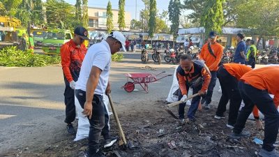 Gotong Royong Bersihkan Terminal Lawangan Daya, Wabup Sukriyanto Ajak Warga Jaga Lingkungan