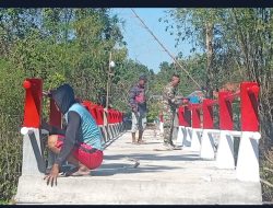 Demi Akses Warga, Babinsa Batumarmar Ikut Kerja Bakti Bangun Jembatan Beton   