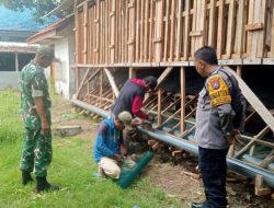Bangun Kandang Kambing, Warga Dapat Dukungan Langsung Babinsa