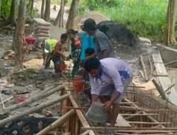 Wujud Kepedulian TNI, Babinsa Pimpin Pembangunan Jembatan Beton di Batumarmar