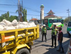 Tak Ada Toleransi Satlantas Polres Bangkalan Tindak Tegas Truk Pengangkut Sirtu dan Tanah Urukan Tanpa Terpal