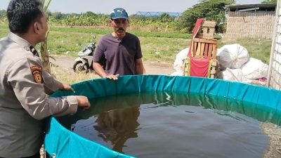 Mendukung Program Swasembada Pangan, Polsek Benjeng Lakukan Pengecekan Budidaya Ikan Lele di Bulurejo